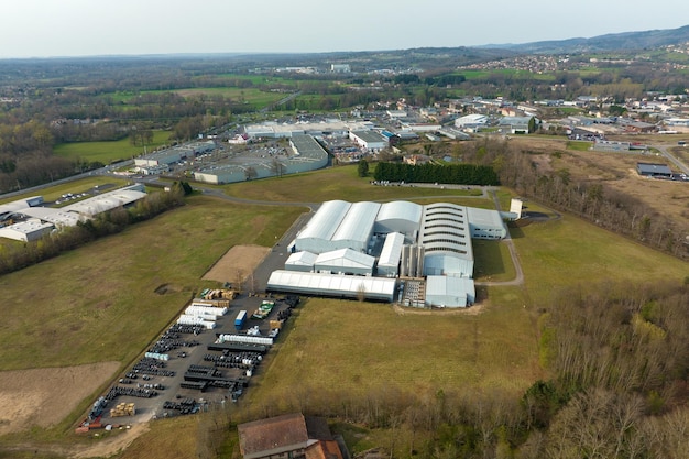 Vista aérea del nuevo edificio de fábrica para la producción y envío de equipos industriales