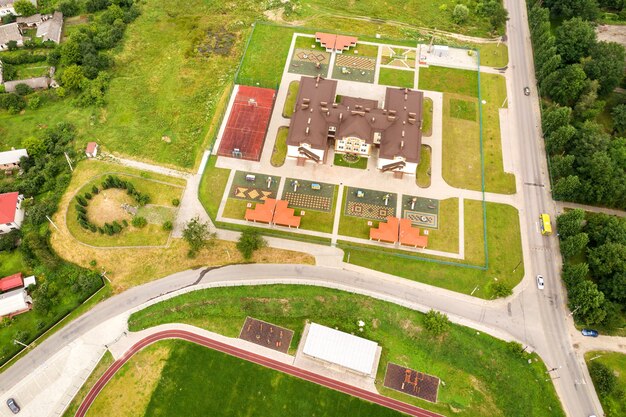 Vista aérea del nuevo edificio precool en zona rural residencial.