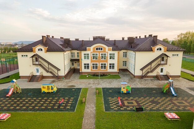 Vista aérea del nuevo edificio preescolar en zona rural residencial.