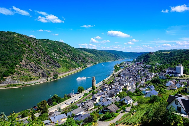 Vista aérea de Oberwesel am Rhein Pequeña ciudad en el medio superior del río Rin Mittelrhein Hermosa vista panorámica de postal Renania Palatinado RheinlandPfalz Alemania UNESCO