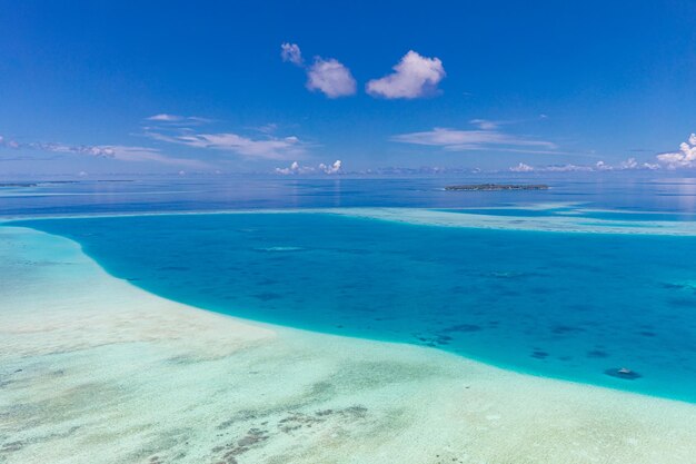 Vista aérea del océano de los atolones de Maldivas, belleza mundial. Turismo en Maldivas. Laguna de arrecifes de coral, naturaleza