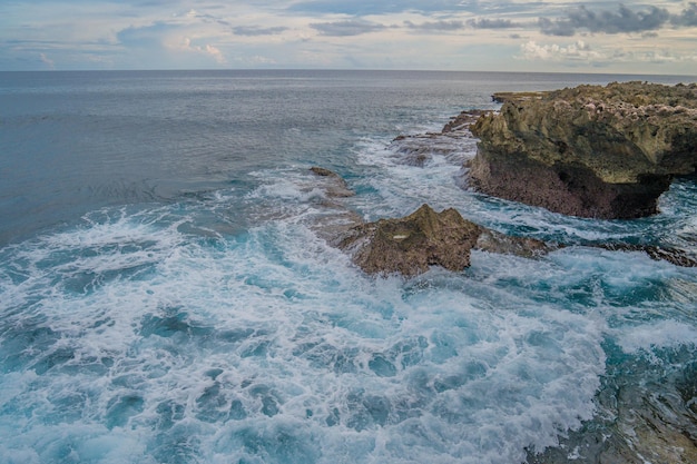 Vista aérea del océano y las rocas.