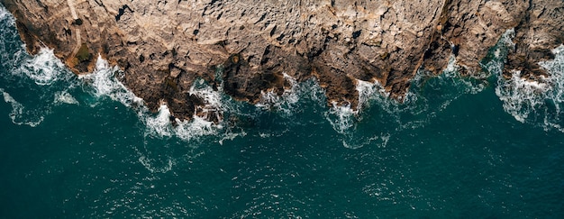 Vista aérea de las olas del mar y la fantástica costa rocosa, Montenegro