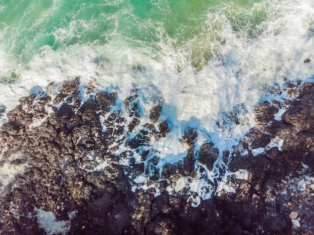 Foto vista aérea de las olas del mar y la fantástica costa rocosa