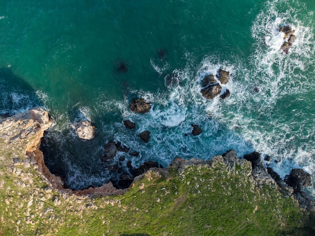 Vista aérea de las olas del mar y fantásticos acantilados costa rocosa Tyulenovo Bulgaria