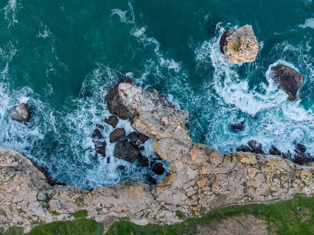 Vista aérea de las olas del mar y fantásticos acantilados costa rocosa Tyulenovo Bulgaria