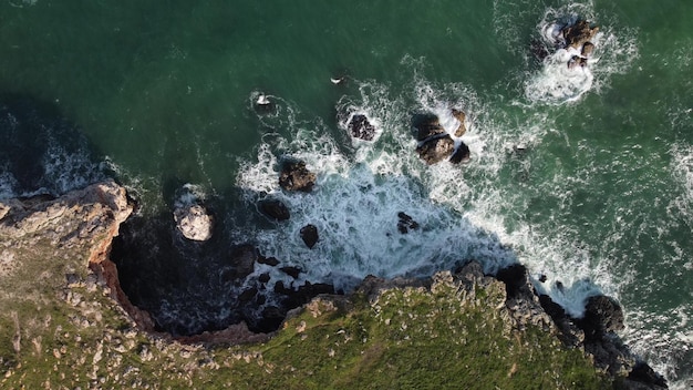 Foto vista aérea de las olas del mar y fantásticos acantilados costa rocosa tyulenovo bulgaria