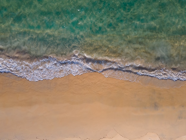 Vista aérea de las olas del mar en la gran orilla