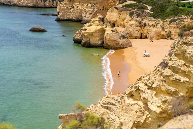 Vista aérea de las olas del mar y la playa de arena del océano Atlántico