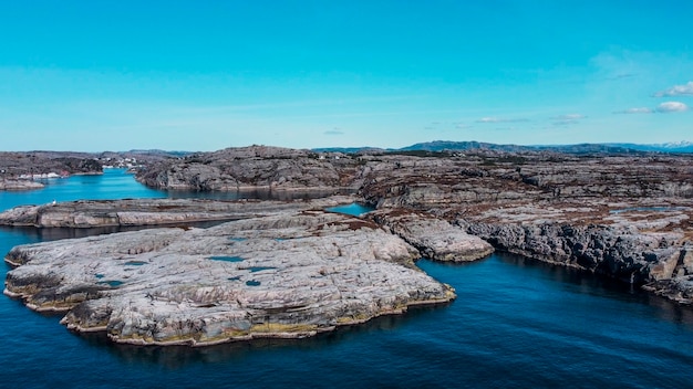 Vista aérea de las olas del mar y las rocas de la costa de Noruega. Vista panorámica de las rocas.