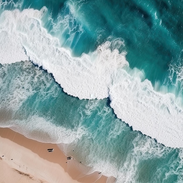 Vista aérea de las olas del mar rompiendo en la costa arenosa