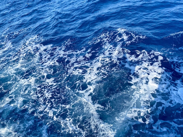 Vista aérea de las olas del océano Fondo de agua azul