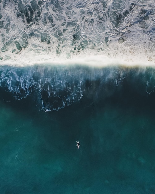 Vista aérea de las olas del océano