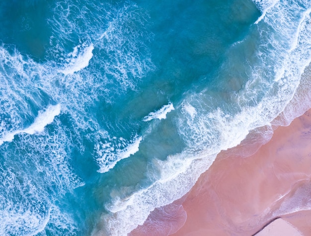 Vista aérea de las olas rompiendo en el mar Olas de espuma blanca en la arena de la playa Vista superior vista del paisaje marino de la playa Fondo del océano del mar natural Fondo de playa increíble