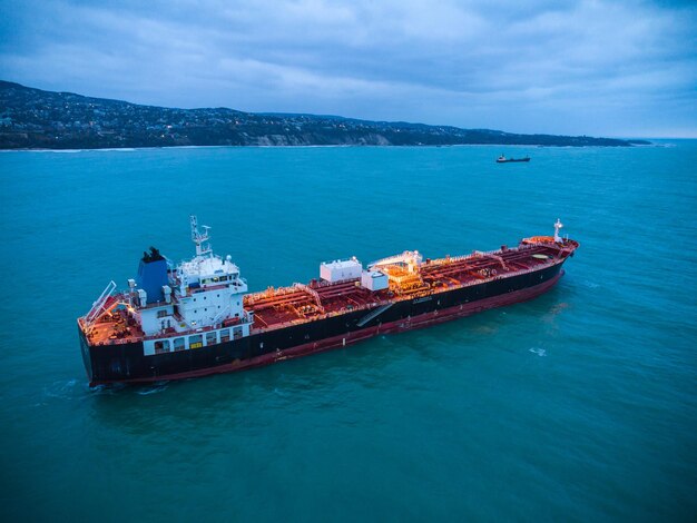 Vista aérea óleo de navio petroleiro no mar ao nascer do sol