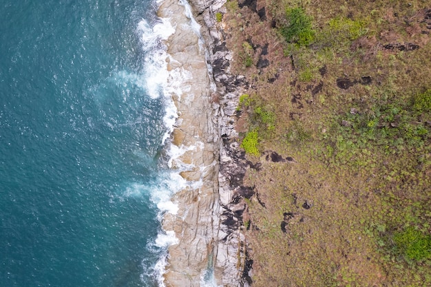 Vista aérea Onda litorânea de cima para baixo batendo na praia Superfície do mar azul-turquesa linda em dia ensolarado Fundo de verão com clima bom Vista superior da vista do mar incrível