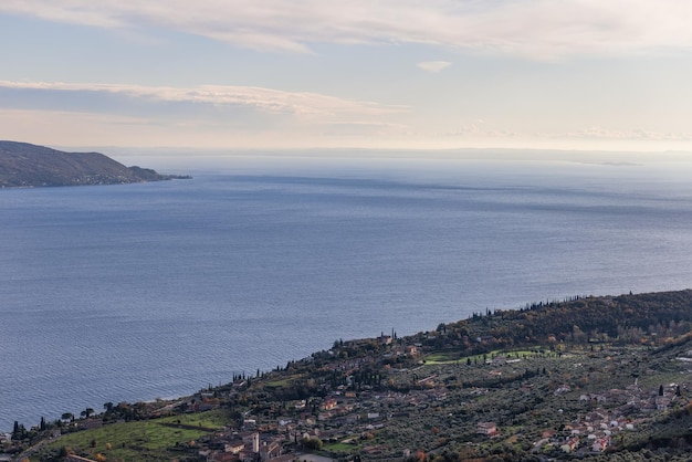 Foto vista aérea de la orilla del lago de garda con pequeñas ciudades italia