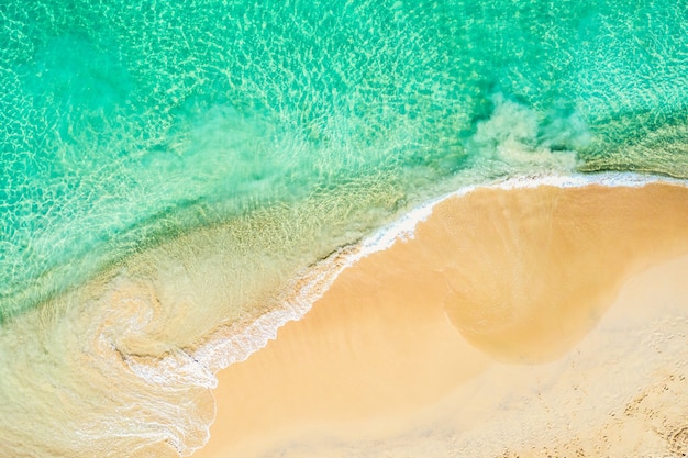 Vista aérea de la orilla del mar con agua turquesa y olas del mar