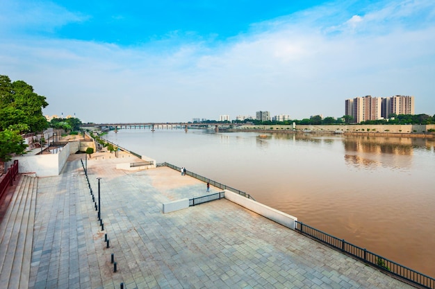 Vista aérea de la orilla del río Sabarmati Ahmedabad