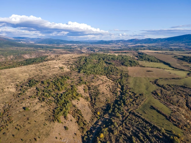 Foto vista aérea de otoño de la garganta del río nishava bulgaria