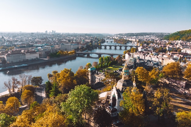 Vista aérea del otoño de Praga río Vltava por la mañana