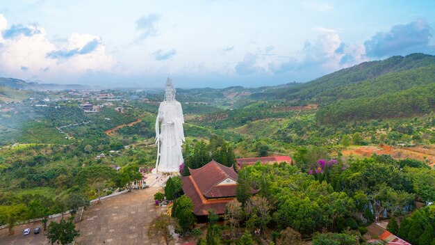 Vista aérea de la pagoda de Linh An en la ciudad de DaLat, provincia de Lam Dong, Vietnam. Una estatua es blanca y de 71 metros de altura cerca de Thac Voi.