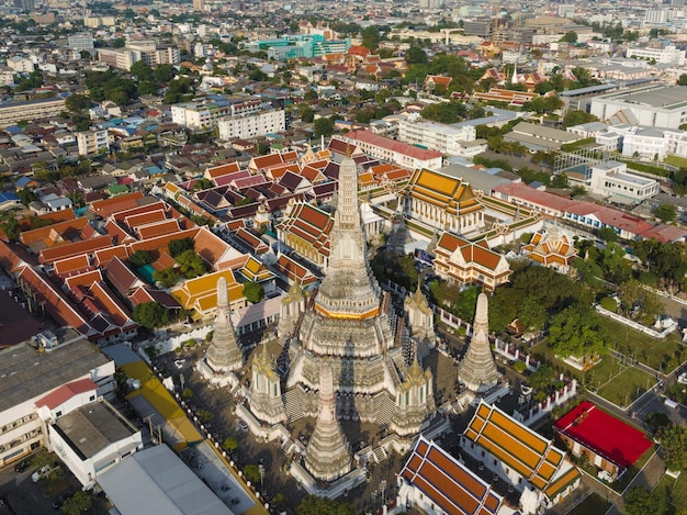 Una vista aérea de la pagoda ocupa un lugar destacado en el templo Wat Arun con el río Chao Phraya, la atracción turística más famosa de Bangkok, Tailandia