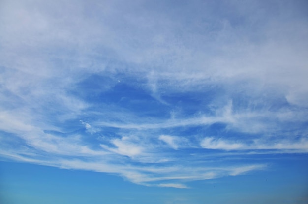 Vista aérea paisagem cloudscape do céu azul e belas nuvens durante o dia na zona rural de nonthaburi rural da cidade de bangkok na tailândia