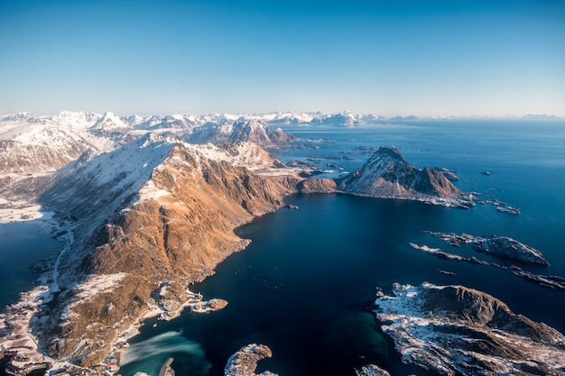 Vista aérea, paisagem, de, cercado, montanhas, em, litoral, de, oceano ártico, com, céu azul