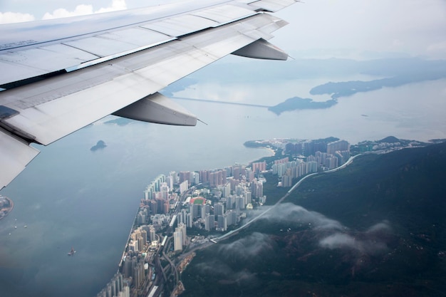 Vista aérea paisagem e paisagem urbana da ilha de hong kong de airbus voando de bangkok para a cidade de hong kong em 3 de setembro de 2018 em hong kong china