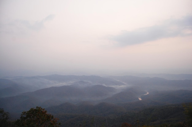 Vista aérea paisagem montanha e floresta na cidade de Nan de Doi Samer Dao e Pha Hua Sing no Parque Nacional Sri Nan nos distritos de Wiang Sa Na Noi e Na Muen da província de Nan da Tailândia