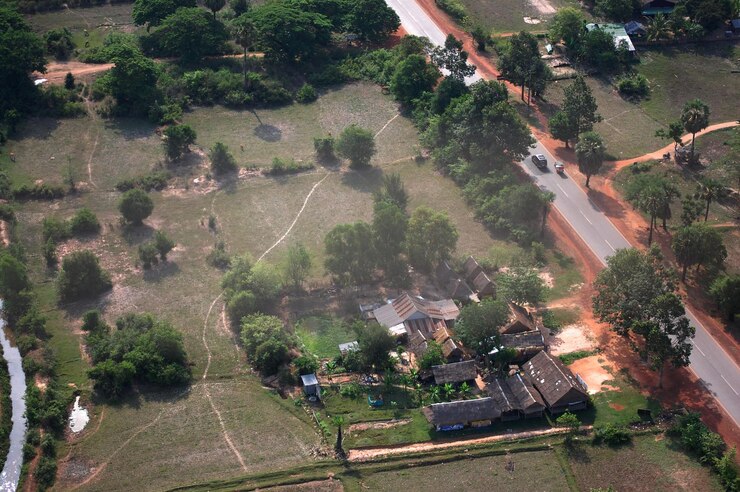 Foto vista aérea paisagem paisagem urbana pequena aldeia rural com campo de arroz em casca de angkor wat na cidade de siemreap da mosca do balão trazer viajantes visita de viagem em siem reap camboja