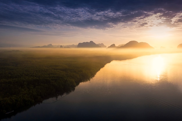 La vista aérea del paisaje amanecer en el lago con montaña