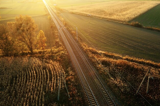 Vista aérea del paisaje de la campiña ferroviaria al atardecer