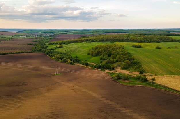 Vista aérea del paisaje del campo agrícola cultivado marrón en el brillante día de verano Concepto de agricultura