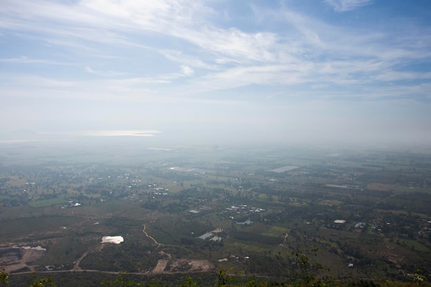 Vista aérea del paisaje y el campo de arroz o la tierra de arroz desde Khao Phraya Doen Thong punto de vista con el valle de la aldea de la colina y el cielo de las nubes para los tailandeses visita del viajero en Phatthana Nikhom en Lopburi Tailandia