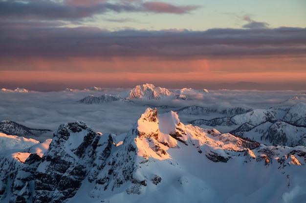 Vista aérea de un paisaje canadiense durante un atardecer de invierno Fondo de naturaleza