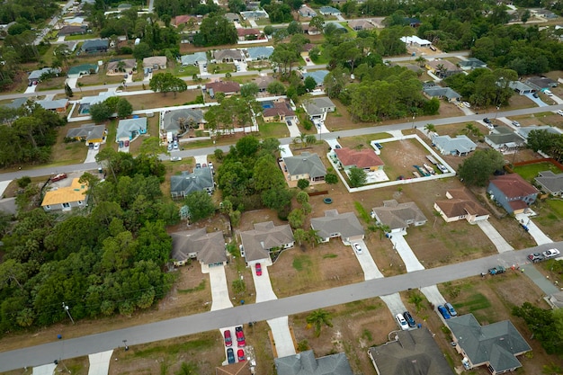 Vista aérea del paisaje de casas privadas suburbanas entre palmeras verdes en la zona rural de Florida