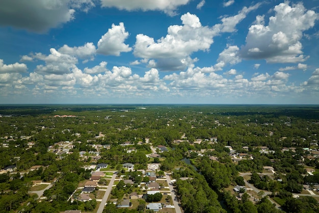 Vista aérea del paisaje de casas privadas suburbanas entre palmeras verdes en la zona rural tranquila de Florida