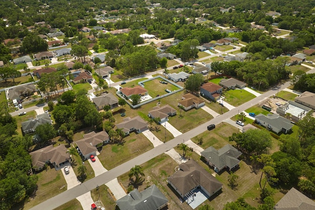 Vista aérea del paisaje de casas privadas suburbanas entre palmeras verdes en la zona rural tranquila de Florida