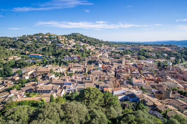 Vista aérea del paisaje con un cielo despejado en la ciudad de begur