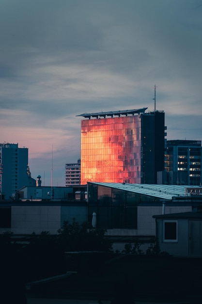 Vista aérea del paisaje de la ciudad contra el cielo al atardecer