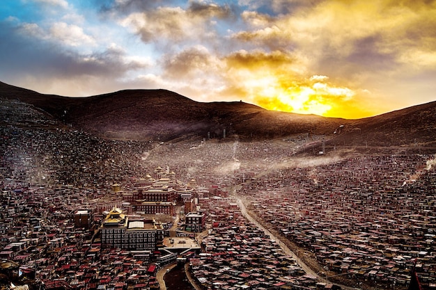 Foto vista aérea del paisaje contra un cielo dramático