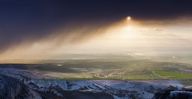 Vista aérea del paisaje contra el cielo durante el invierno