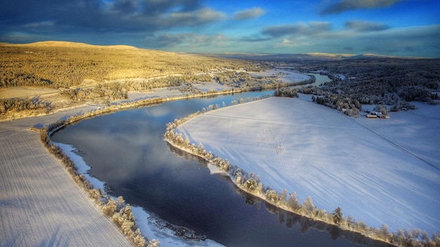Vista aérea del paisaje contra el cielo durante el invierno