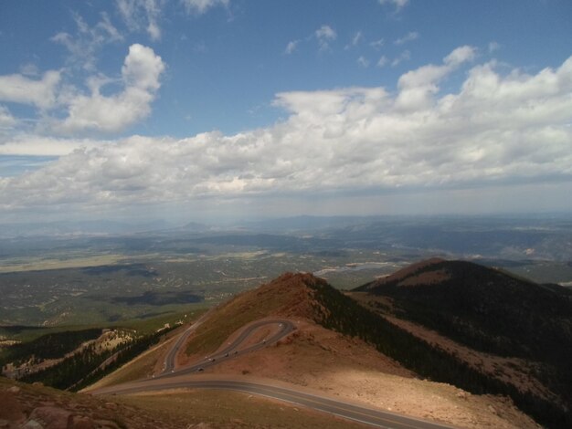 Vista aérea del paisaje contra un cielo nublado