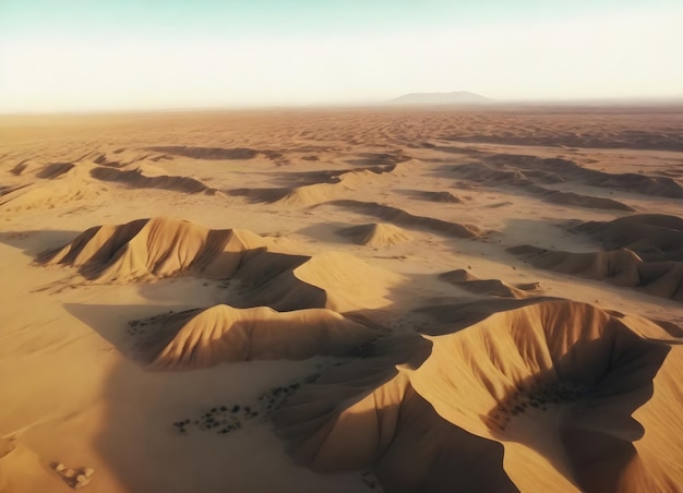 Vista aérea de un paisaje desértico con formaciones rocosas y arena al atardecer