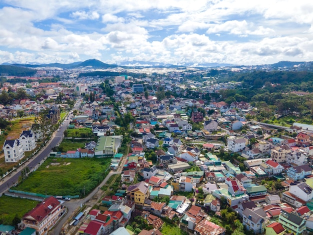 Vista aérea desde el paisaje de drones en la ciudad de Da Lat, Vietnam.