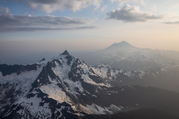 Vista aérea del paisaje de los escarpados picos montañosos con Mount Baker al fondo