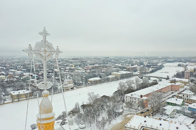 Vista aérea del paisaje invernal de la catedral de Vologda desde drones